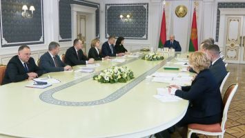 Lukashenko reviews bill on status of heads of local authorities