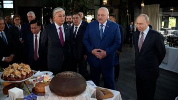 
Lukashenko treats
foreign leaders to Belarusian-style dinner after Eurasian forum
 