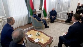 Leaders of Belarus, Oman continue talks in informal setting