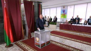 Lukashenko casts his vote in parliamentary, local elections