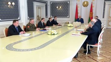 Lukashenko calls for further strengthening of Belarus’ defense capabilities
