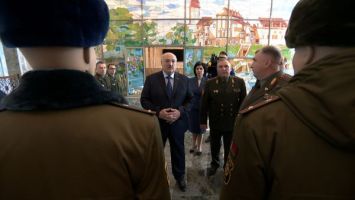 Lukashenko examines samples of new military uniforms
