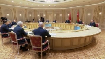 Lukashenko meets with the governor of Russia’s Omsk Oblast
