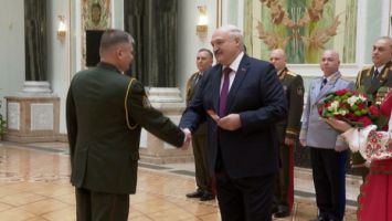 Lukashenko presents state awards, general’s shoulder straps to senior officers