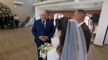 Lukashenko attends wedding ceremony in Minsk, congratulates newlyweds