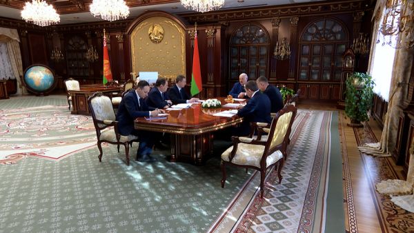 Lukashenko hears National Bank report, calls for healthy competition in addressing vital national matters