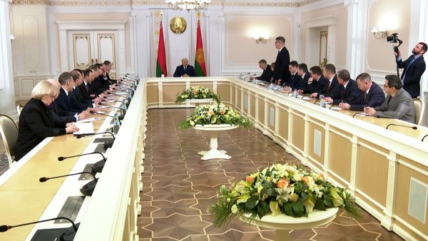 Lukashenko convenes meeting to discuss future workforce training in Belarus