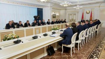 Lukashenko meets with government to address key social, economic issues